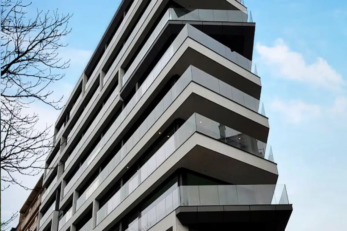 edifício com revestimentos diferentes a ter em conta no dimensionamento das fixações