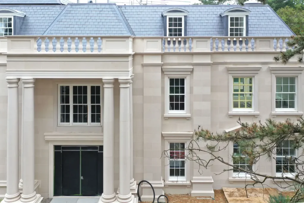 edifício com fachada reabilitada